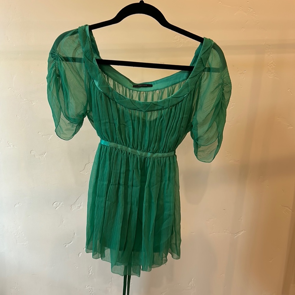 Elie Tahari beautiful emerald green blouse, empire waist, tie in the back.